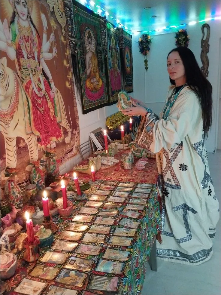 Maestra espiritual realizando una limpia con hierbas y humo purificador, invocando energías positivas.